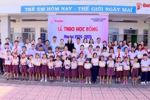 Trao 50 suất học bổng cho các em học sinh có hoàn cảnh khó khăn tại huyện Vĩnh Cửu