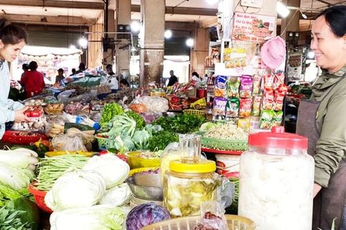 Pleiku: Thực phẩm, rau xanh đồng loạt tăng giá