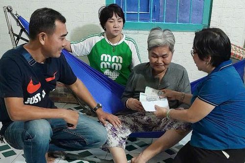 Trao 20 suất quà Tết cho phụ nữ, trẻ em khó khăn ở phường Vĩnh Nguyên