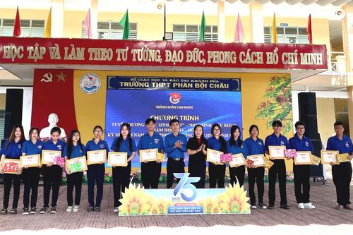 Thành đoàn Cam Ranh: Tuyên dương 57 học sinh tiêu biểu năm học 2024 - 2025