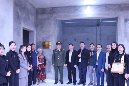 Công an thành phố Lào Cai bàn giao nhà 'Đại đoàn kết' tại xã Thống Nhất