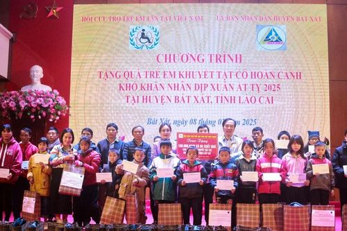 Tặng 50 suất quà cho trẻ em khuyết tật trên địa bàn huyện Bát Xát