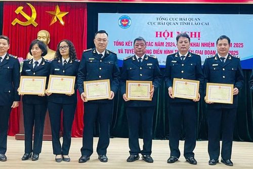 Cục Hải quan tỉnh Lào Cai khen thưởng nhiều tập thể, cá nhân điển hình tiên tiến