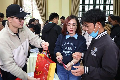 Quỹ Thiện Tâm tặng 500 suất quà Tết cho người nghèo huyện Thanh Sơn