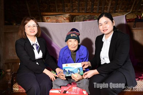 Đoàn ĐBQH tỉnh thăm, tặng quà gia đình tham gia hoạt động kháng chiến chống Pháp tại xã Hùng Mỹ nhân dịp chuẩn bị đón Tết Nguyên đán