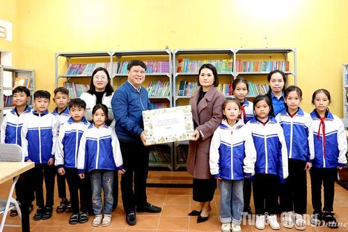 Chi đoàn Báo Tuyên Quang tặng sách cho trường PTDTBT TH&THCS Quý Quân