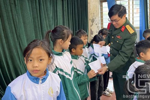 Tặng 100 suất quà cho học sinh có hoàn cảnh khó khăn