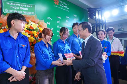 Đại học Đông Á trao 330 vé xe Tết đến sinh viên miền Trung – Tây Nguyên