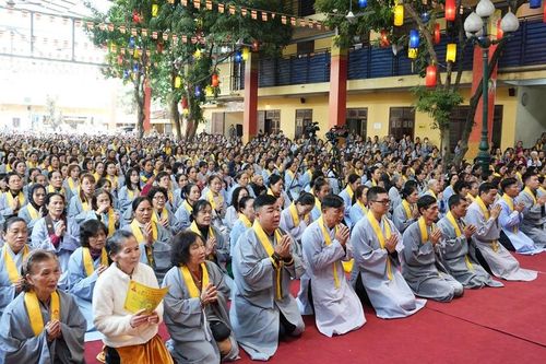 Hàng ngàn Phật tử tham dự Lễ Phật thành đạo và Kỷ niệm 27 năm thành lập Đạo tràng Pháp Hoa miền Bắc