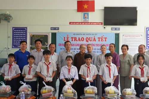 Chùa Bửu Long (Tiền Giang) tặng quà Tết cho học sinh có hoàn cảnh khó khăn
