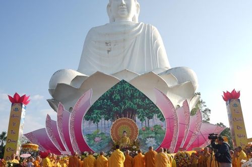Đà Nẵng: Lễ Phật thành đạo tại chùa Quang Minh và Bà Đa