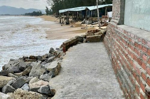 Bình Định: Triều cường gây sụt lún nhà dân