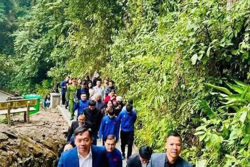 Thầy trò HLV Kim Sang-sik mang cúp vàng về báo công với các Vua Hùng