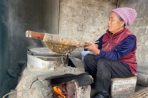 Người 'giữ lửa' nghề truyền thống làng bánh đa xứ Thanh