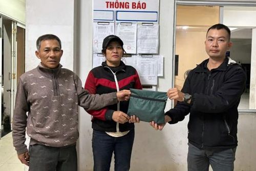 Nhặt được túi tiền, người đàn ông mang nộp cho Công an