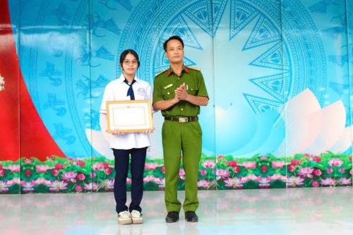 Khen thưởng nữ sinh giao nộp khẩu súng nhặt được