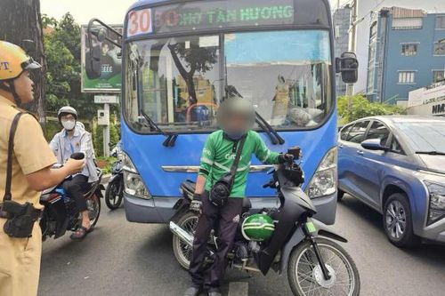 Tài xế xe buýt dùng gậy đánh tài xế xe ôm công nghệ vì... không nhường đường