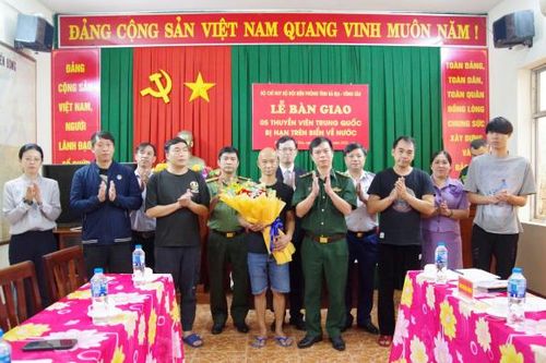 Bàn giao 5 thuyền viên người Trung Quốc bị nạn trên biển về nước