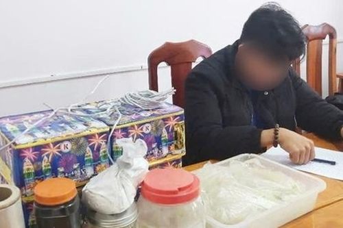 Phát hiện con tàng trữ pháo, chất nổ, bố báo Công an xử lý