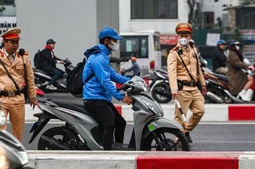 Phạt nặng tiền, trừ điểm GPLX nhiều tài xế xe máy đi lên Vành đai 2 trên cao
