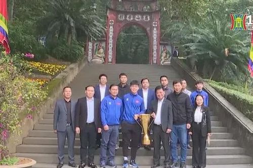 Đội tuyển Việt Nam dâng hương báo công tại Đền Hùng