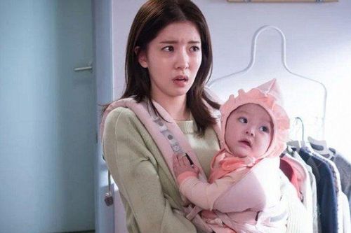 Bảo mẫu suốt ngày lướt điện thoại, chồng lại lén cho thêm cô ta 2 triệu/tháng khiến tôi tức điên