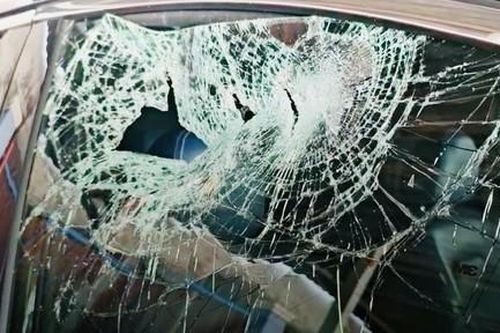 Lấy lời khai thanh niên dùng đá đập bể nát kính xe taxi công nghệ