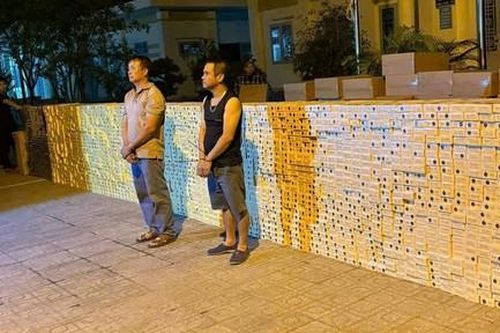Bắt quả tang các đối tượng vận chuyển gần 25.000 bao thuốc lá lậu