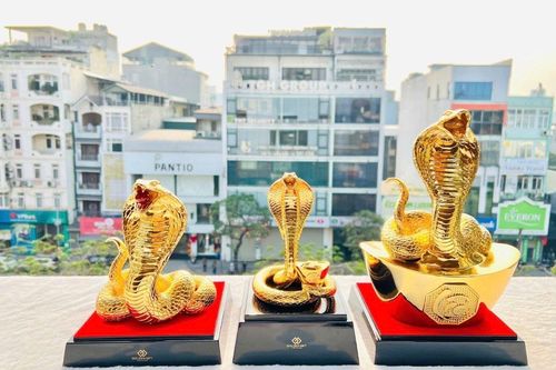 Tượng rắn mạ vàng tiền triệu chờ khách rước về chơi Tết Ất Tỵ 2025
