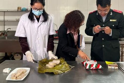 Xét nghiệm nhanh, phát hiện vi phạm tại cơ sở sản xuất giò Hùng Mai