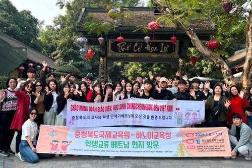 Học sinh Hàn Quốc trải nghiệm việc học tập cùng học sinh Hà Nội