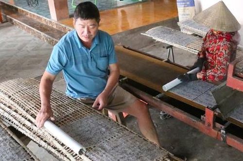 Làng bánh đa rộn ràng từ 3h sáng, 'chạy đua' vào vụ Tết