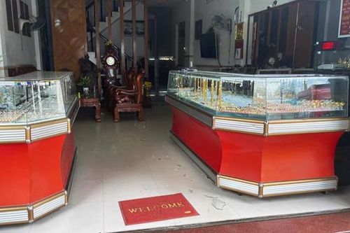 Bắt đối tượng dùng búa và hơi cay cướp cửa hàng vàng