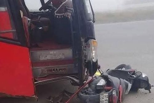 3 người trong gia đình thương vong sau cú va chạm với xe chở công nhân