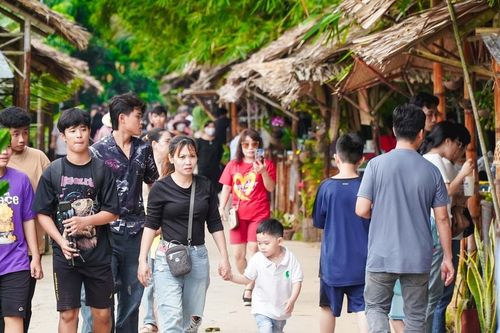 Đồng Tháp: Phiên chợ quê cuối tuần thu hút du khách