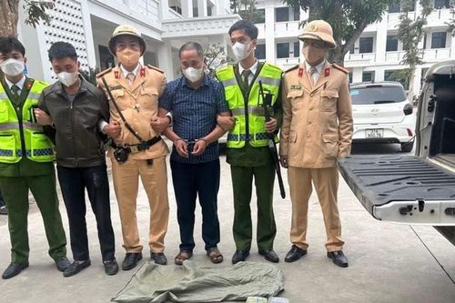 Cảnh sát nổ súng bắt nhóm người tình nghi chở ma túy