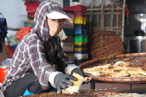 Người dân vùng biển xuyên đêm nướng cá 'đặc sản' bán dịp Tết