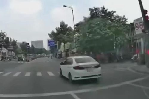 Tài xế xe con phóng bạt mạng qua đèn đỏ và cái kết 'đắng ngắt'