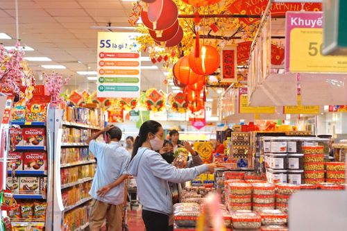 Siêu thị mở cửa đến khuya, livestream bán hàng Tết
