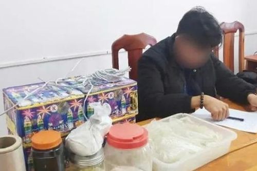 Phát hiện con trai cất giấu pháo hoa nổ, bố báo công an