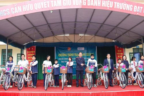 Tặng 50 chiếc xe đạp cho học sinh có hoàn cảnh khó khăn huyện Quốc Oai