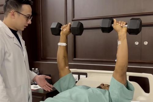 'Thở thôi cũng tăng cân', Xuân Son phải tập tạ ngay trên giường bệnh