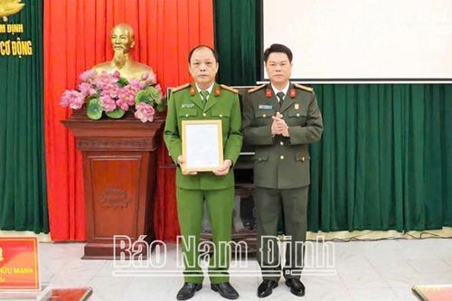 Trưởng Phòng Cảnh sát cơ động và Trưởng Công an huyện tiên phong xin nghỉ hưu trước tuổi