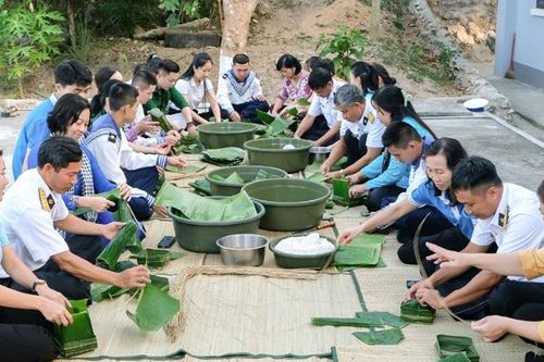 Đón Xuân sớm cùng cán bộ, chiến sĩ và nhân dân trên đảo Nam Du