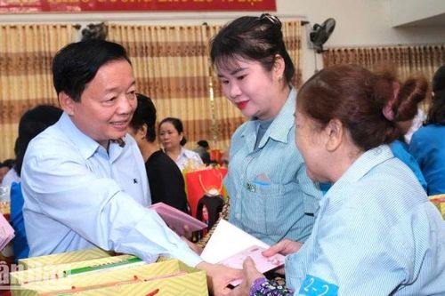 Phó Thủ tướng Trần Hồng Hà tặng quà Tết cho gia đình chính sách, công nhân tại Đồng Nai