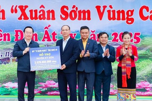 Nhiều phần quà Tết đến với người dân huyện nghèo ở Nghệ An
