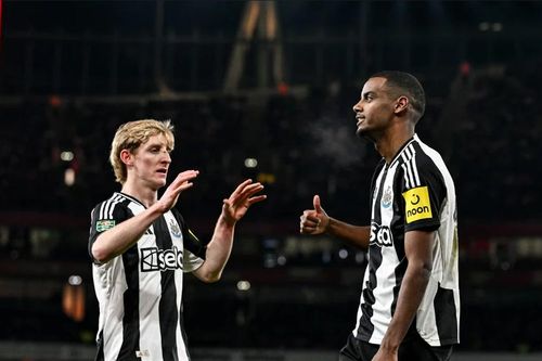 Sự sắc bén của Isak tạo nên sự tương phản đau đớn với sự chần chừ của Arsenal
