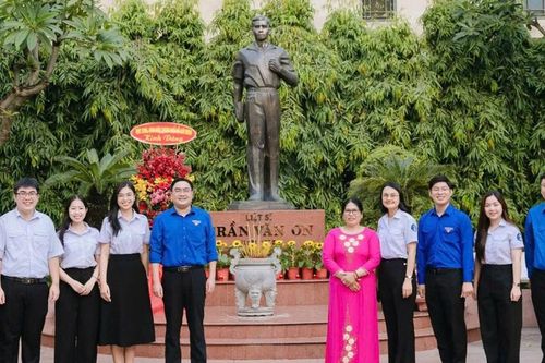 Khánh thành công trình chỉnh trang tượng đài liệt sĩ Trần Văn Ơn và liệt sĩ Quách Thị Trang