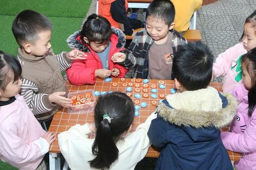 Giáo viên vùng cao Nghệ An biến phế liệu thành đồ chơi cho trẻ
