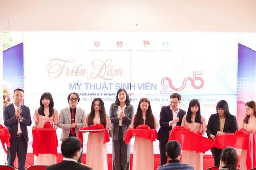 Triển lãm mỹ thuật và tặng vé xe về quê đón Tết cho sinh viên